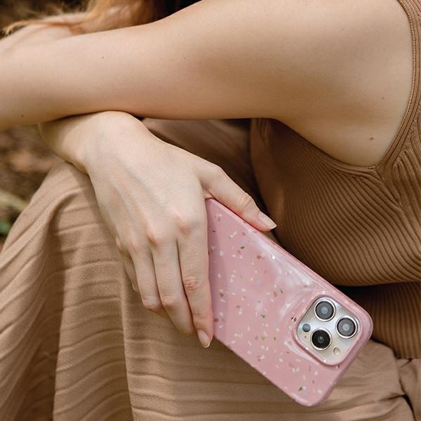 Etui Uniq Coehl Terrazzo na iPhone 14 Plus - piaskowe