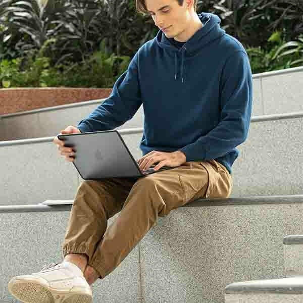 Etui Uniq Venture na MacBook Air 13" (2018- 2022) - czarne