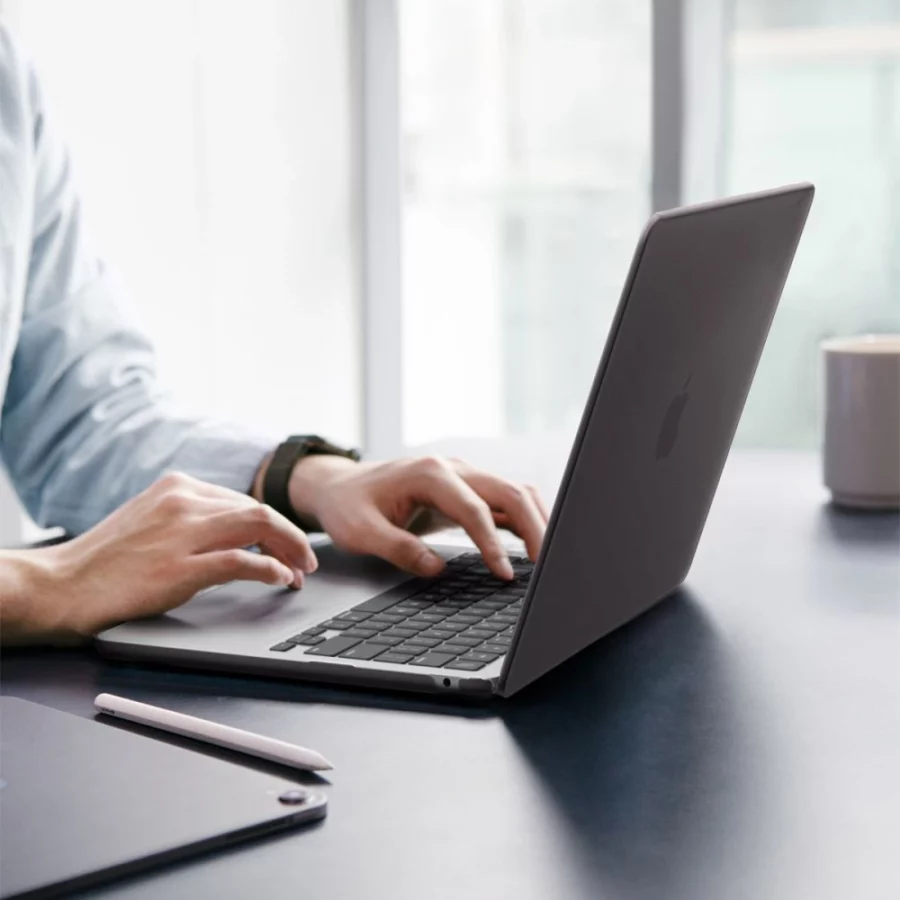 Etui Spigen AirSkin na MacBook Air 13" 2023/ 2024 / 2025 / 2026 - półprzezroczyste
