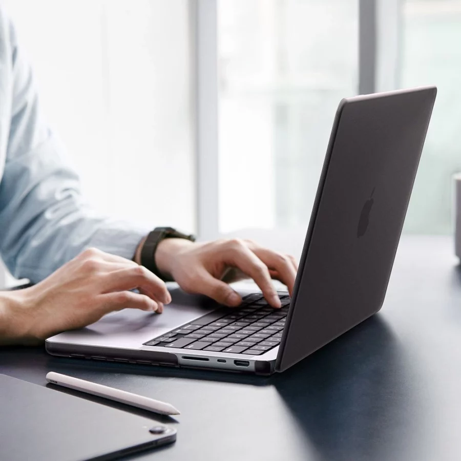 Etui Spigen AirSkin na MacBook Pro 16" 2021 / 2023 / 2024 / 2025 / 2026 - półprzezroczyste