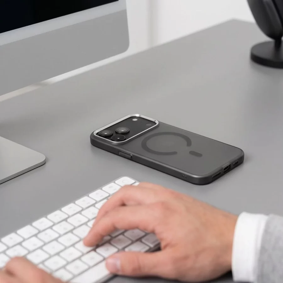Etui Tech-Protect MagZero MagSafe na iPhone 17 Pro / 18 Pro - półprzezroczysto-czarne matowe