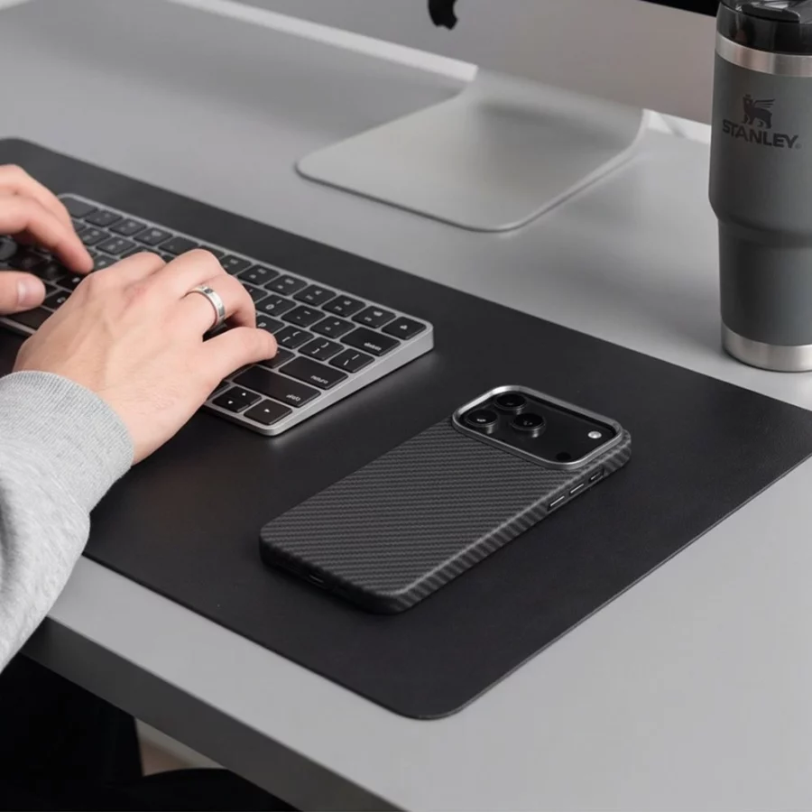 Etui Tech-Protect Ion Carbon MagSafe na iPhone 18 Pro / 17 Pro - czarno-srebrne